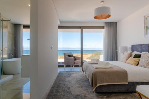 una camera con letto e un bagno con vista di Peralta Beach - Stunning Villa with Private Pool 03 a Lourinhã