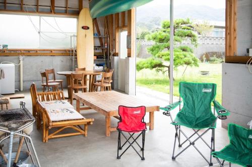 eine Terrasse mit Stühlen, einem Tisch und einem Tisch in der Unterkunft Setoke TSUDA - Vacation STAY 53164v in Tsuruwa