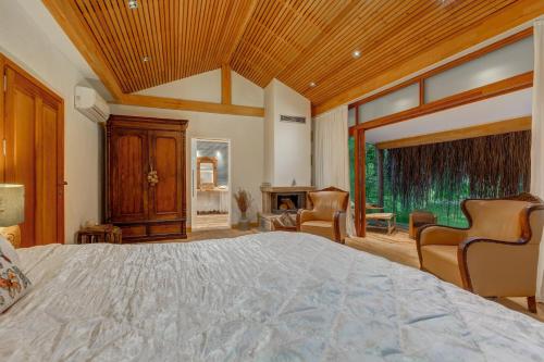 une grande chambre avec un grand lit et une cheminée dans l'établissement Olympos Lodge, à Çıralı