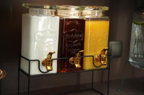 een plank met drie potten met drankjes erop bij Hotel Frohnhauser Hof in Essen