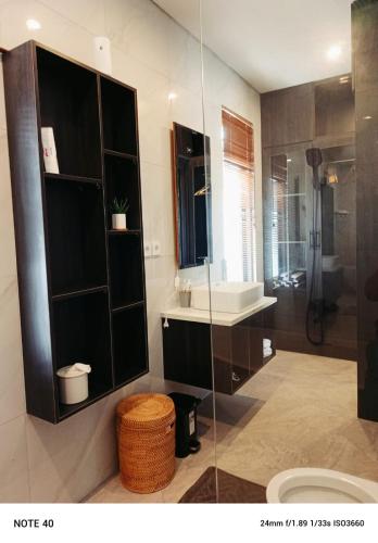 a bathroom with a toilet and a sink and a shower at Apartment De Palm in Uluwatu