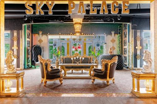 a living room with a table and two chairs at Pike Place Sky Villas in Seattle