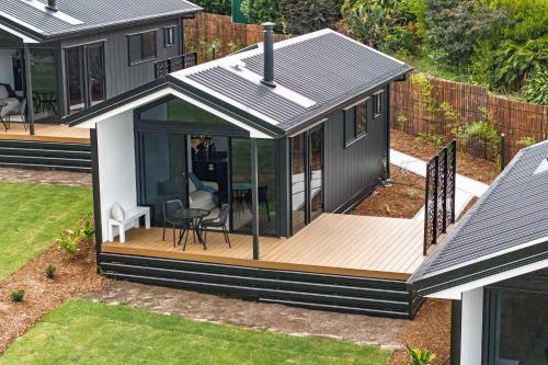 an extension of a house with a deck at Lemon Myrtle Villa in Valdora