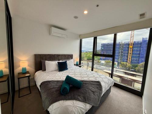 Giường trong phòng chung tại Midnight Luxe 2BR 2Bath 508 L5 in the heart of Braddon Pool Sauna Gym 1 Secure Parking Space Wifi Wine