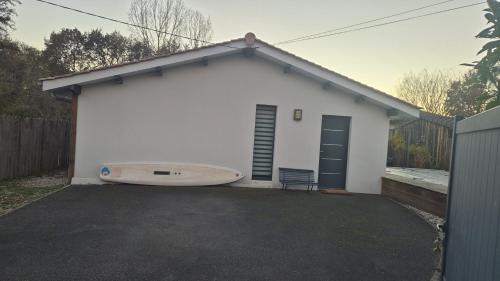 Το κτήριο όπου στεγάζεται  η παραθεριστική κατοικία