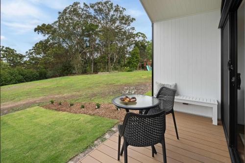Κήπος έξω από το Bottlebrush Villa - Fireplace, Firepit, 20mins to Coolum Beach