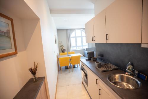 Η κουζίνα ή μικρή κουζίνα στο Domaine de Haslach, The Originals Collection, Résidence de Tourisme