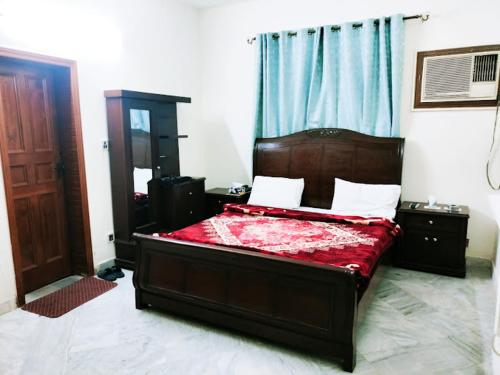 Una cama o camas en una habitación de Crystal Inn Guest House