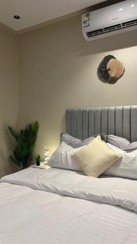 En eller flere senge i et værelse på Luxury Modern Apartment