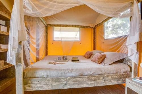 Postel nebo postele na pokoji v ubytování Camping 3 étoiles - Piscine - ccb0dic