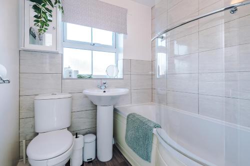 Koupelna v ubytování Long Term Stay 3 Bed 1 Bath & Parking Shropshire