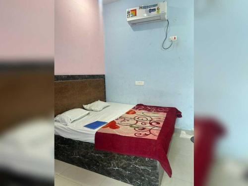 Giường trong phòng chung tại SPOT ON NEW S.M. Galaxy