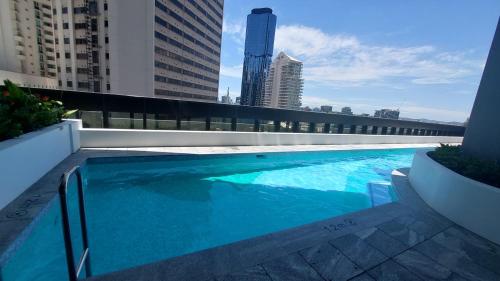ein Schwimmbad auf dem Dach eines Gebäudes in der Unterkunft Luxury Riverfront Apartment level 38 Queen's Wharf Tower in Brisbane