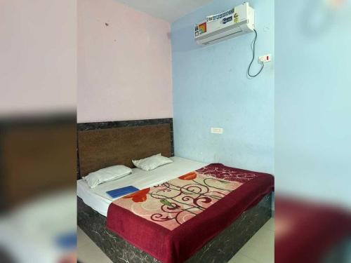 Giường trong phòng chung tại SPOT ON NEW S.M. Galaxy