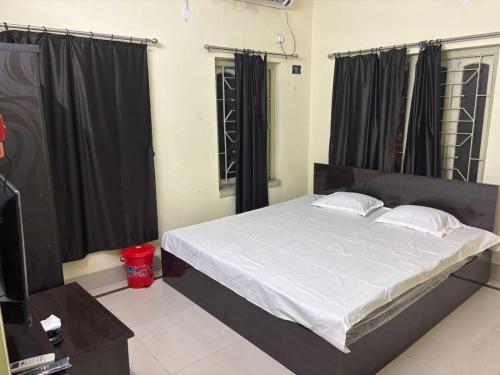 Ένα ή περισσότερα κρεβάτια σε δωμάτιο στο POP 84116K Hotel O Maa Tara Guest House