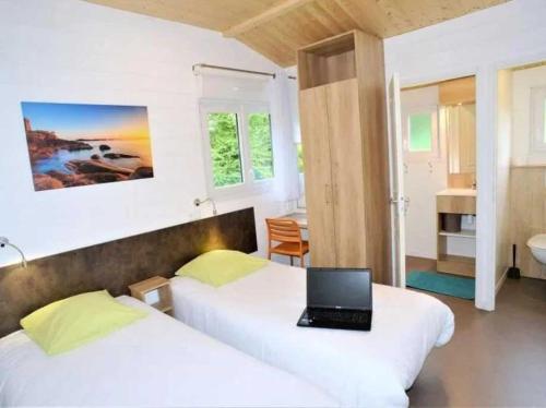 Postel nebo postele na pokoji v ubytování Camping 3 étoiles - Piscine - eehafa