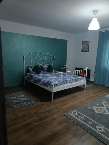 een slaapkamer met een bed en een groene muur bij Apartament terasa in Boekarest