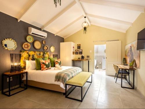 Zabini Lodge Rooms With Private Pools في نيلسبروت: غرفة نوم بسرير كنج وطاولة