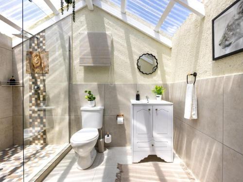 Zabini Lodge Rooms With Private Pools في نيلسبروت: حمام مزود بمرحاض ودش زجاجي