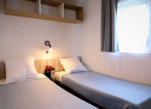 Postel nebo postele na pokoji v ubytování Camping 4 étoiles - Parc aquatique - eeiagf