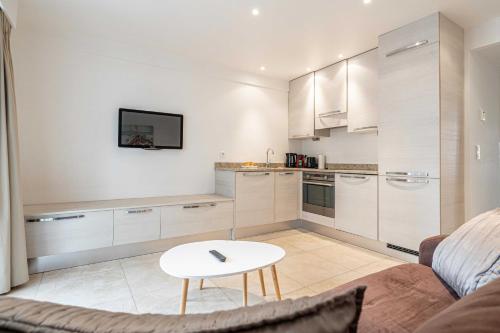 Modern Apartment a c 1BR-4P With balcony