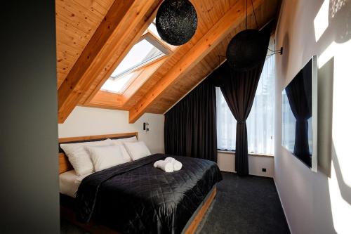 ein Schlafzimmer mit einem Bett mit Oberlicht in der Unterkunft Chata Ostříž in Hlinsko