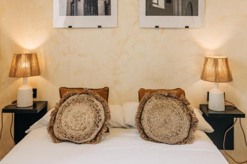 une chambre avec deux lampes de chaque côté d'un lit dans l'établissement Lola3 Apartamento VUT, à Lucena