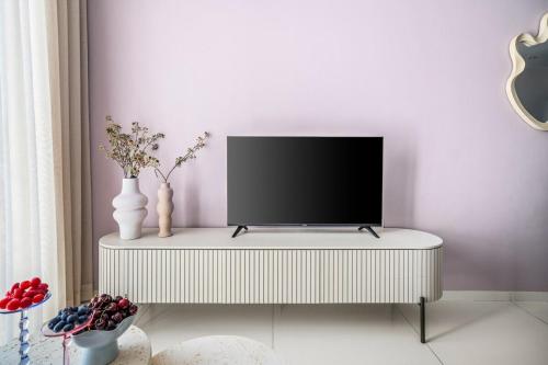 Μια τηλεόραση ή/και κέντρο ψυχαγωγίας στο Cozy 1BR next Mahane Hayeuda