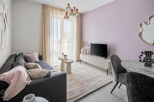 Μια τηλεόραση ή/και κέντρο ψυχαγωγίας στο Cozy 1BR next Mahane Hayeuda