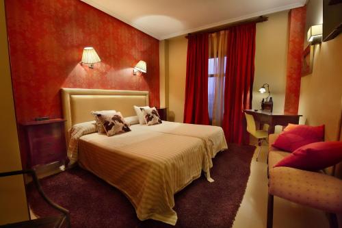 une chambre d'hôtel avec un lit et une chaise dans l'établissement Señorío de Los Bazán, à Palacios de la Valduerna