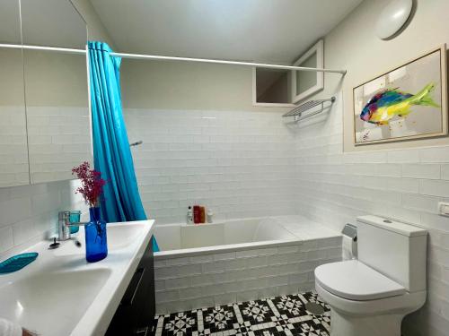 een badkamer met een bad, een toilet en een wastafel bij Casa Orijamas in Calera