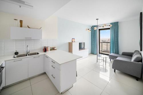 Η κουζίνα ή μικρή κουζίνα στο Stylish 1-Bed Flat at Jtower