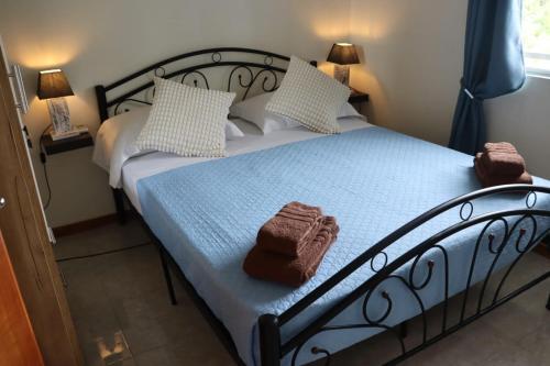 Un dormitorio con una cama grande con toallas. en Panoramic Seaview suite, en Trou d'Eau Douce