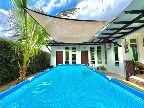 Bazén v ubytování Tepak Nusuk Private Pool Homestay 5 Bedrooms 4 Bathrooms nebo v jeho okolí