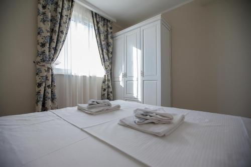 Giường trong phòng chung tại Villa Rita Apartments I