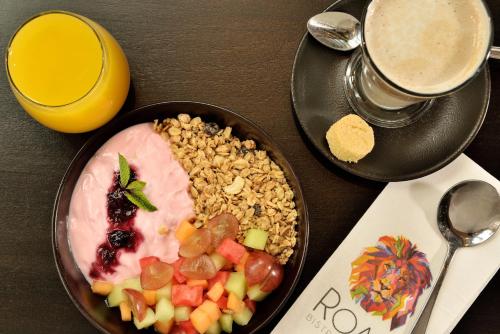 una mesa con un plato de comida y un bol de fruta en The Michelangelo Towers, en Johannesburgo