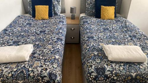 En eller flere senge i et værelse på Luxury 1-Bedroom Apartment - Central Dundee