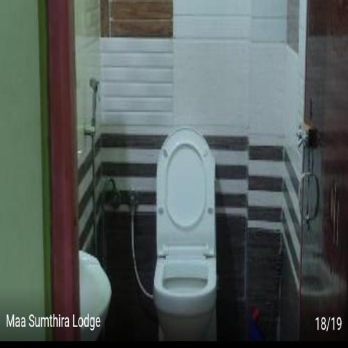 Ένα μπάνιο στο Maa Sumthira Lodge By StayApart