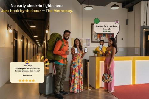 eine Gruppe von Menschen, die neben einem Tresen stehen in der Unterkunft Metro POD Hotel at New Delhi Metro & Railway Station in Neu-Delhi