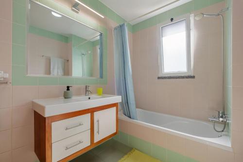 Koupelna v ubytování Freitas House by Homie