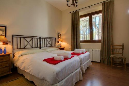 ein Schlafzimmer mit einem großen Bett mit Handtüchern darauf in der Unterkunft Cortijo Alcornocosa in El Bosque