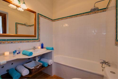 ein Badezimmer mit Waschbecken, Badewanne und Spiegel in der Unterkunft Cortijo Alcornocosa in El Bosque