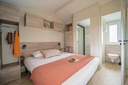 Postel nebo postele na pokoji v ubytování Camping 5 étoiles - Parc aquatique - eeiade