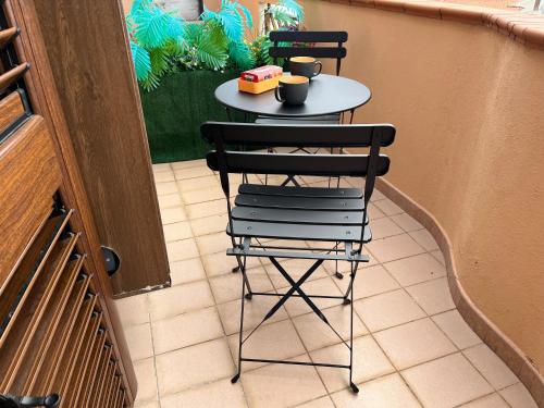 d'une table, de deux chaises, d'une table et d'une table dans l'établissement Kalon Eidos, il magico posto della Calabria Jonica, à Condofuri Marina