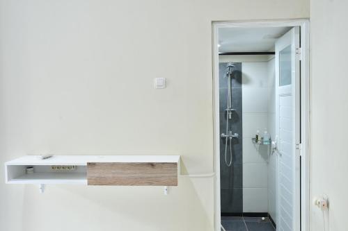 Un baño con lavabo y ducha en Trasmambang, en Ngingas