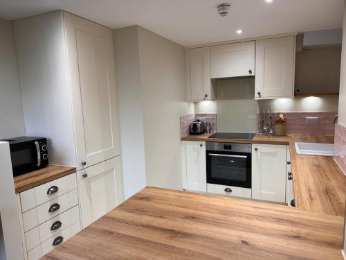 Η κουζίνα ή μικρή κουζίνα στο Unique garden flat in converted chapel - Hungerford