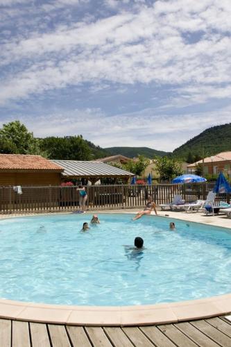 Camping 3 étoiles - ccaaafd في Sorèze: مجموعة من الأشخاص يسبحون في حوض سباحة