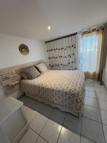 chambre double de luxe indépendante au rez de chaussée, parking