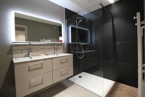 Et badeværelse på Gîte Au Camp de Base vue panoramique