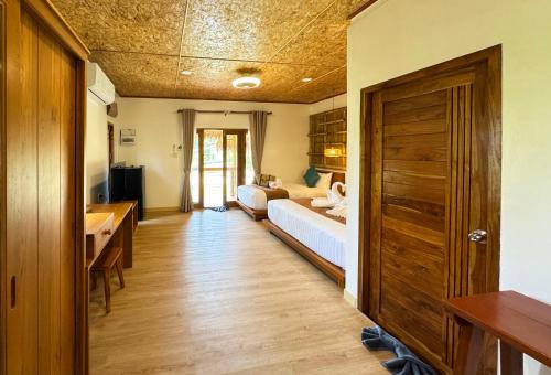 une chambre avec un lit et une salle de bain avec un lavabo dans l'établissement Painon Resort KohLanta, à Ko Bu Bu